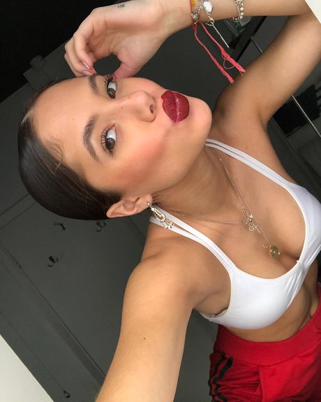 Saoirse Alicia Behzadi_ sexy top foto