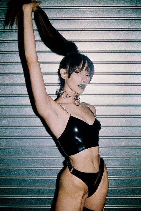 _Sad Samo freie akt fotos