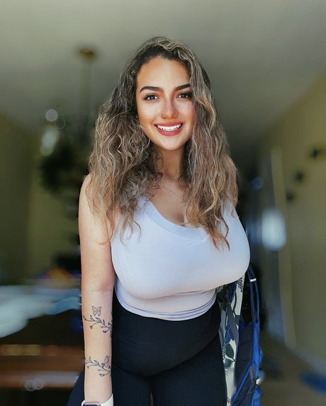 Ivel Pesantez sexy pornografische bilder