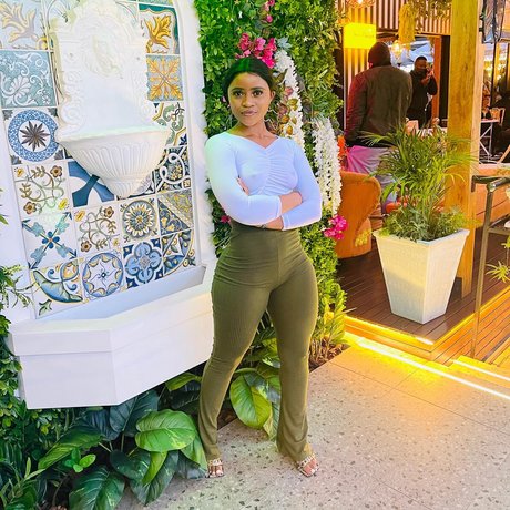 pool-dreier onlyfans erotische hd bild