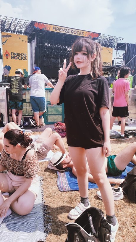 Little Giuli freie nackte galerie