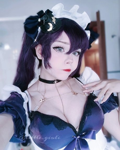 Little Giuli erwachsene hübsche bild