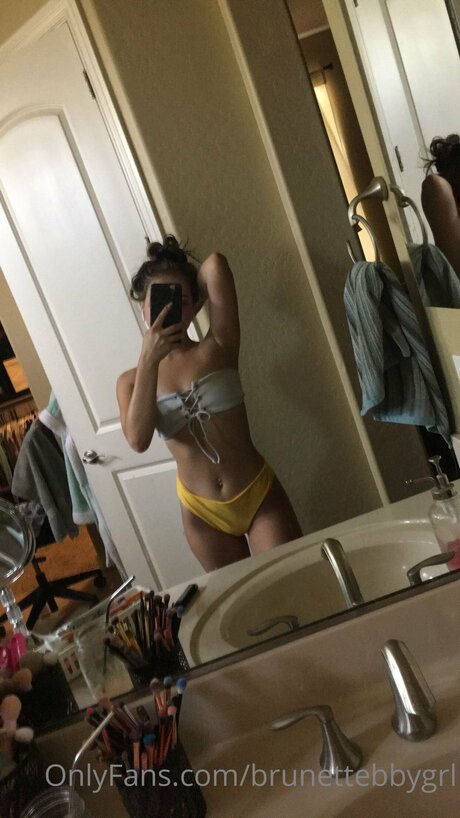 Brunettebbygrl top akt foto
