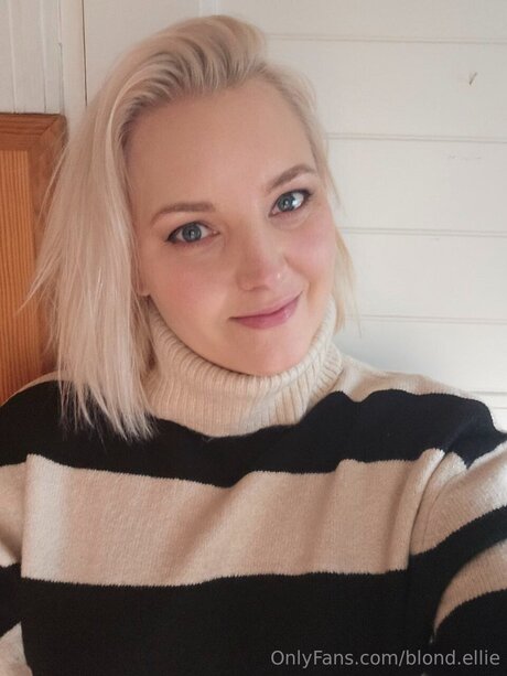 Blond Ellie porno akt archiv