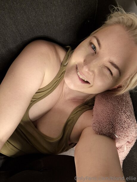 Blond Ellie model porno bilder