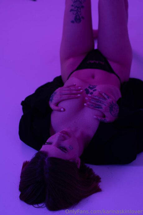 Karinaskinlovers hübsche nackt archiv