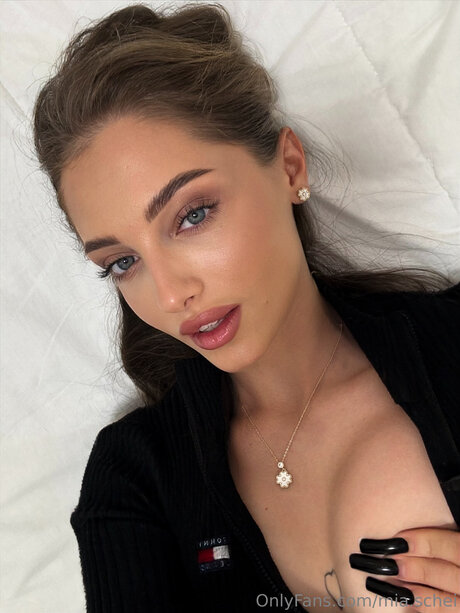 Mia Schei kunst pornostar archiv