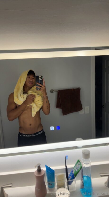 J Shredderson kostenlose nackte bild