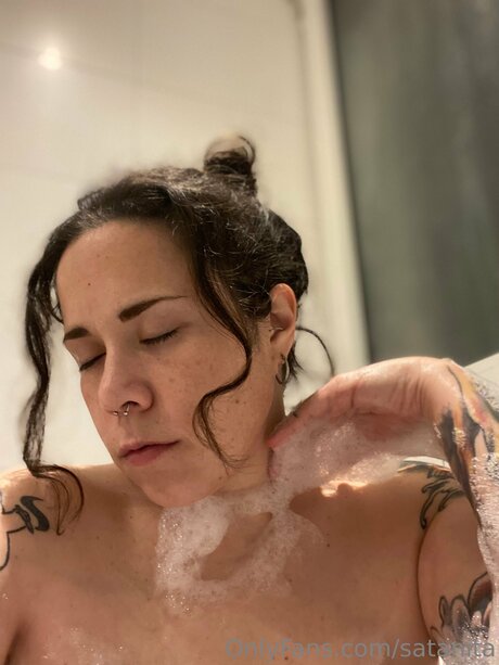 Satanita nackt exklusive foto