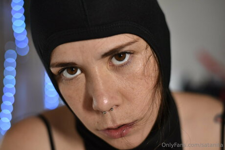 Satanita nacktheit bilder