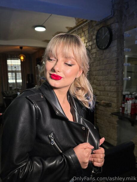 Ashley Milk nackt kunst galerie