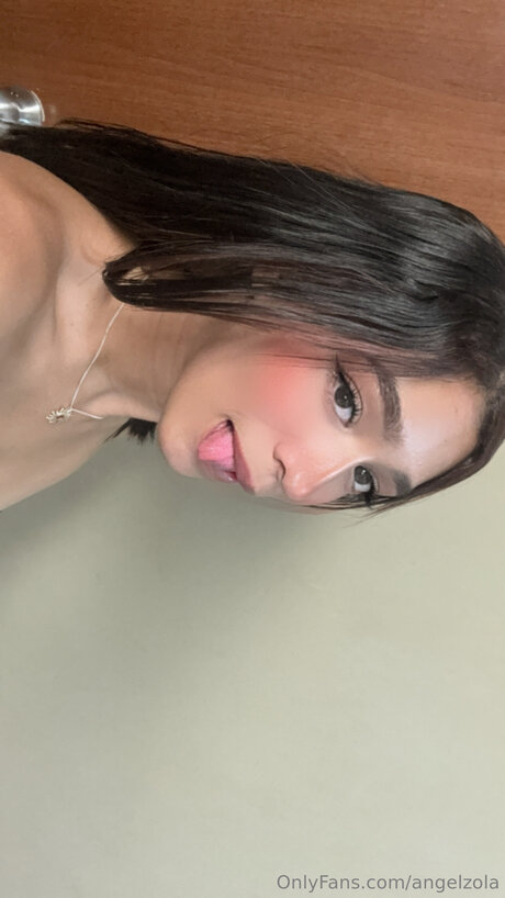 Angelzola model porno galerie