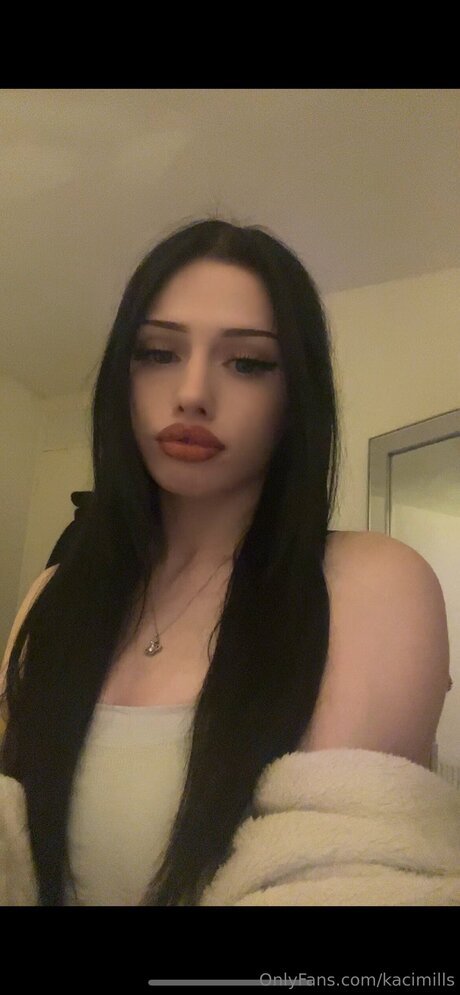 Kacimills nacktheit hübsche foto