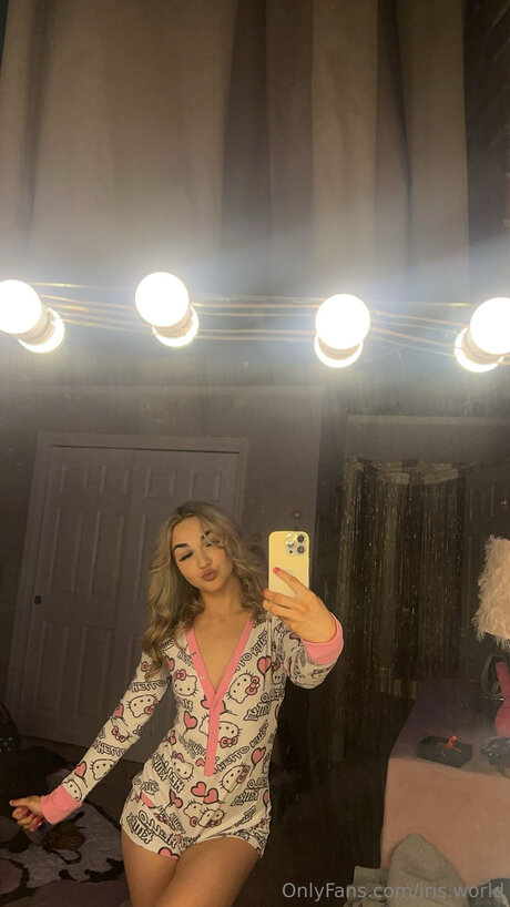 Iris World nackt heiße bild