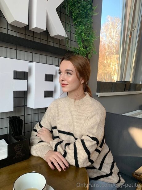 Elly Petite nackt pornografische foto