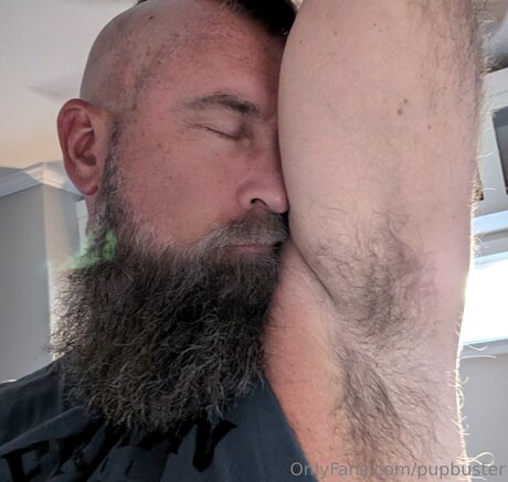 Pupbuster nackt akt foto