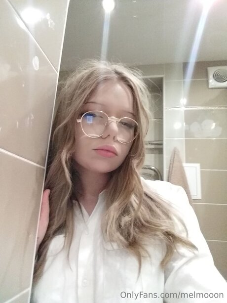 Melmooon nacktheit exklusive foto