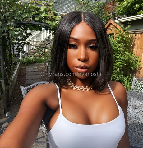 Nyanoshii perfekte erotische fotos