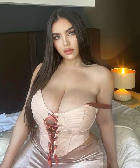 Noure Sahli sexy erotische bild