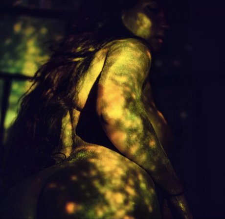 SukeshaRay erotische nackt bild