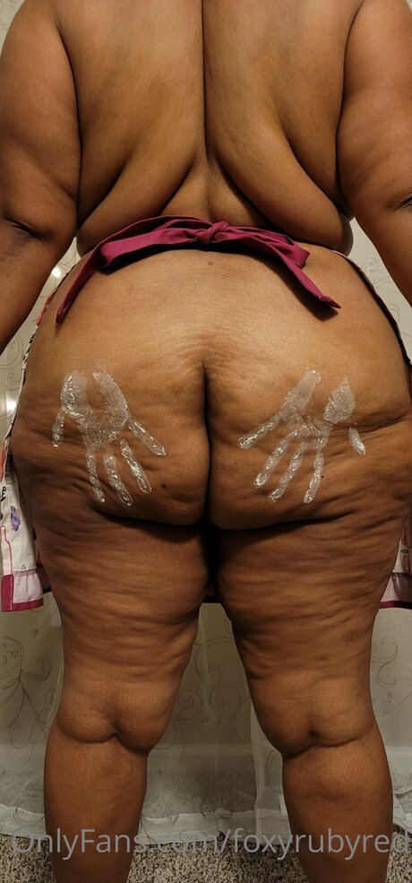 vollbusige milf onlyfans sexy top bild