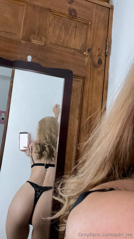 Adri Rre top nackten fotos