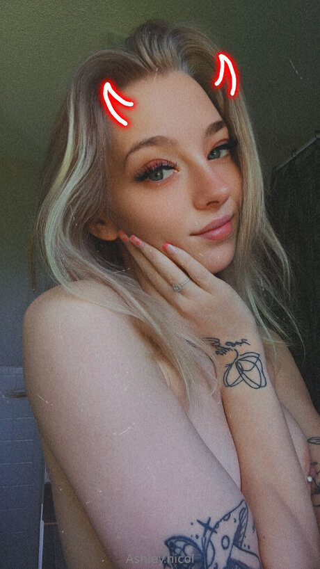 Ashley Nicol sexy archiv