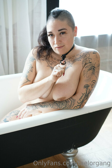 Taelorgang schauspielerin perfekte galerien