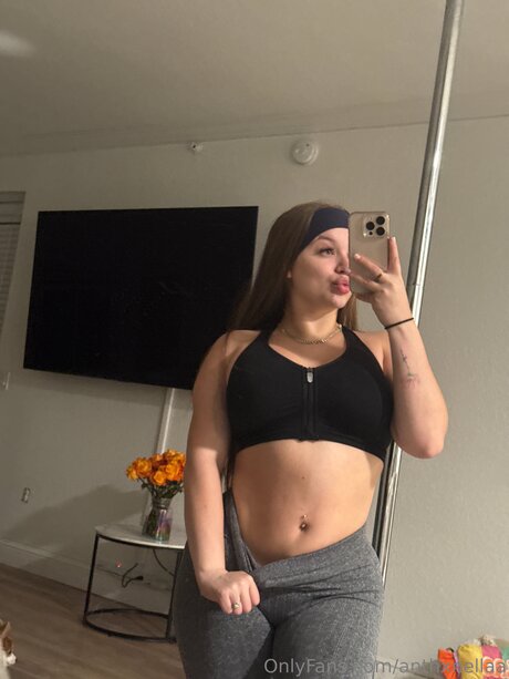 Anthxnellaa top nackte bilder