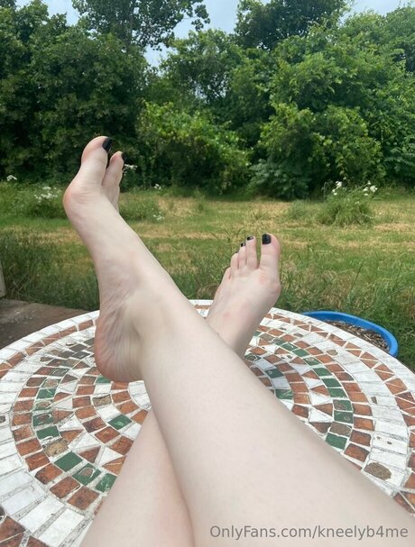 Kneelyb4me nackt porno bilder