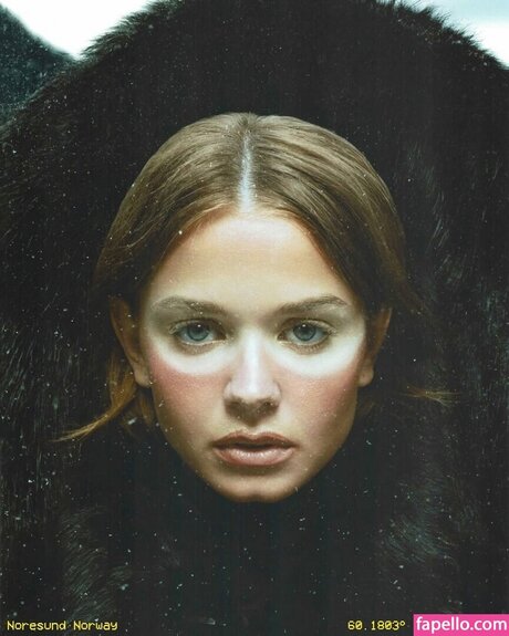 unterwürfige onlyfans nackt pornografische bild