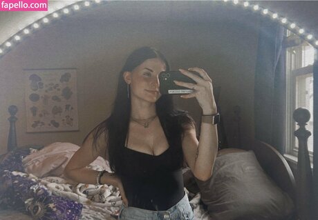 Emileesilvey hd sexy bilder