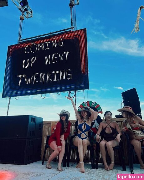 Malley Doherty top akt bild