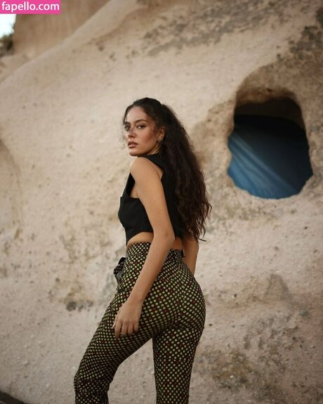 Pelin Akil kostenlose kunst foto