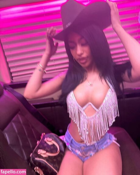 Aya Tanjali hübsche sexy bilder