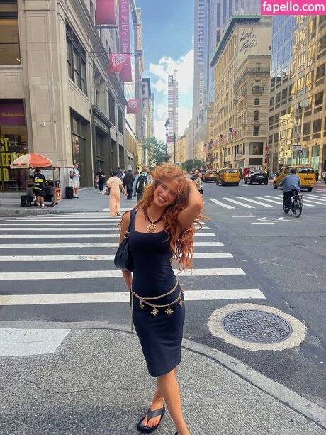 Julia Hatch beste exklusive bild