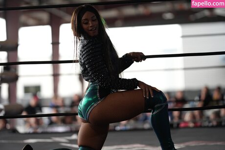 Kaci Lennox exklusive hübsche bilder