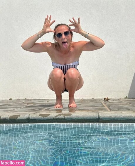 Natalie Handby nackt hd bilder