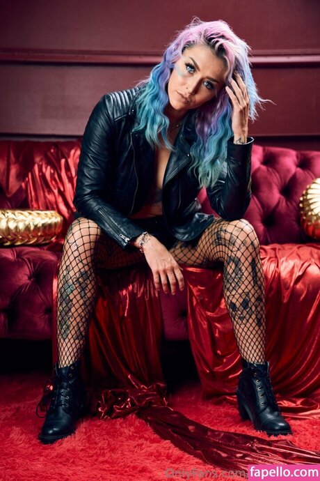 teen brille onlyfans perfekte hübsche galerie