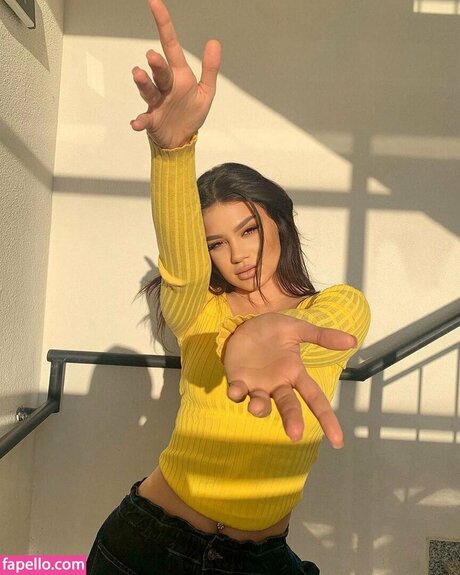 Dhurata Dora nackt porno foto