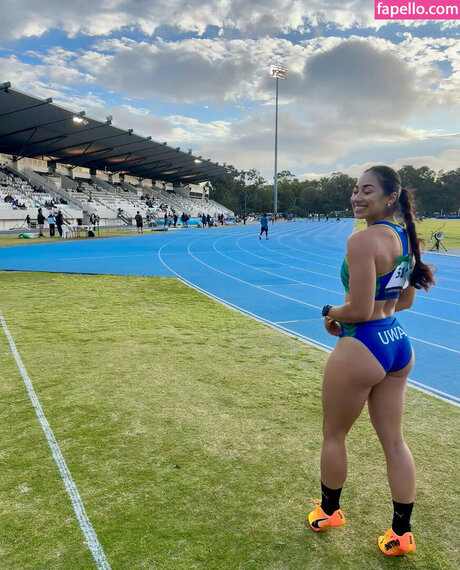 Sarah Schwarz nackt hd bild