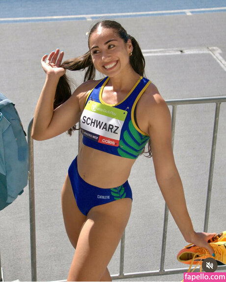 Sarah Schwarz sexy akt bilder