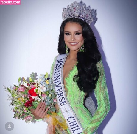 Emilia Dides kostenlose nackt foto