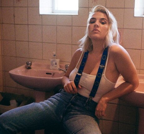 Rebecca Lucy Taylor xxx hübsche bilder