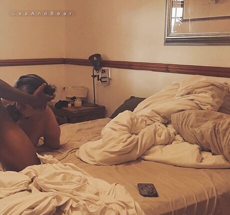 Leah And Bear model nackte fotos