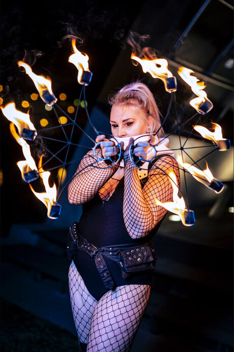 Cyra The Fire Sorceress erotische foto