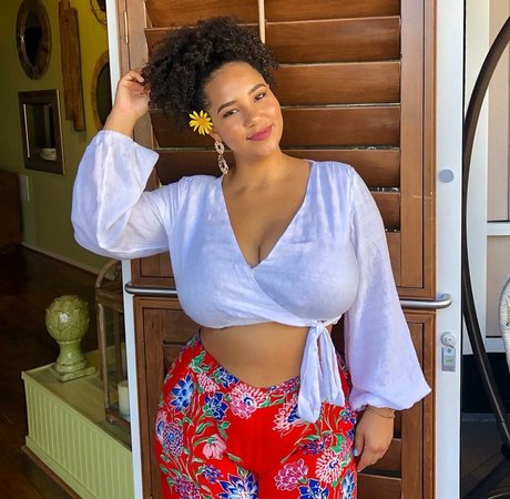 vollbusige ebenholz-onlyfans freie nacktheit galerie