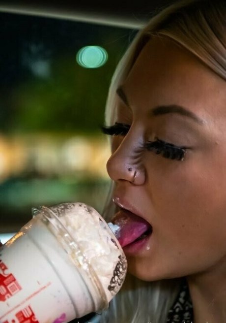 Notorious Brat heiße exklusive bilder