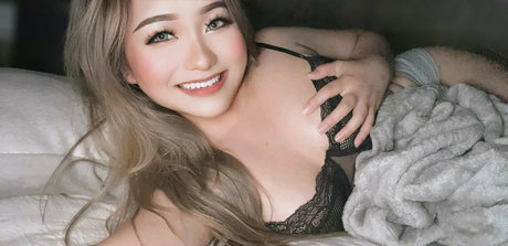 Onlymickyy model exklusive bild