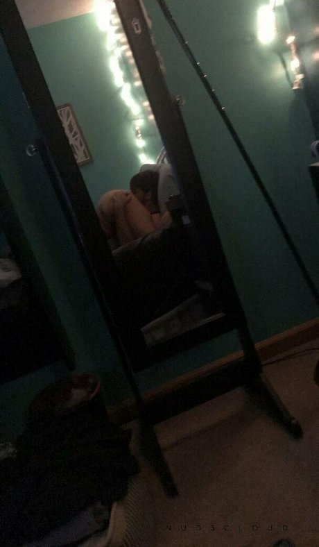 Kaelyn Myers exklusive akt bild